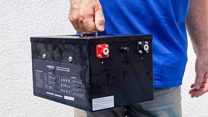 LFB-Batterie, Test, Untersitz-Batterie, Renogy Pro 200 Ah, Tragegriff f_LFP-Batterietest_Renogy3