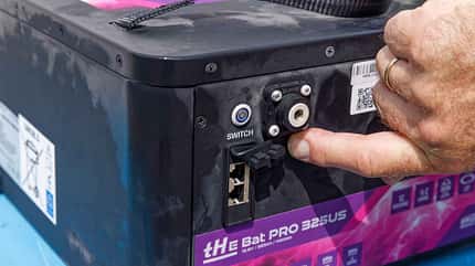 LFB-Batterie, Test, Untersitz-Batterie, Thenergy BAT Pro 325 US, Anschlüsse, Gehäuse f_LFP-Batterietest_Thenergy3