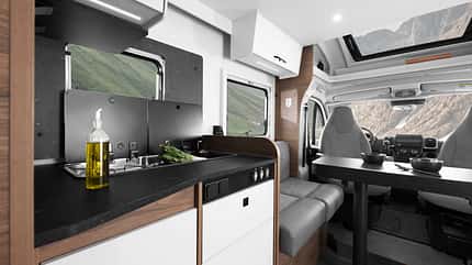 Corigon T 75 LQ Pure (2027), Küchenzeile, Herd Küchenzeile im Corigon T 75 LQ Pure (2027) mit integriertem Herd.