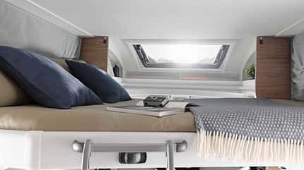 Corigon T 75 LQ Pure (2027), Hubbett, Matratze, Kissen Hubbett im Corigon T 75 LQ Pure (2027) mit Matratze und Kissen im abgesenkten Zustand.