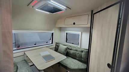 Tosbiq TK 240, Mini-Wohnwagen, Caravan, Sitzgruppe, Tisch, Dachluke, Fenster, Schlafplatz f_Tosbiq_240_Sitzgruppe