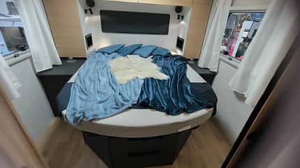 Queensbett, Heck, Innenraum, Vollintegriert Queensbett im Heckbereich des vollintegrierten Mooveo INT-78 QBF Al-Ko. Großzügiger Schlafplatz mit Stauraum und moderner Innenraumgestaltung.