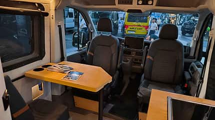 Vannado Karakorum, Camper, Expeditionsfahrzeug, Sitzgruppe, Tisch, Fahrerhaussitze f_Vannado_Karakorum_Sitzgruppe