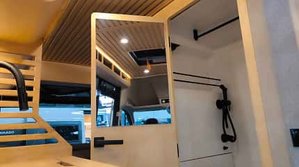 Vannado Karakorum, Camper, Expeditionsfahrzeug, Sanitärbereich, Bad, Spiegel, Tür f_Vannado_Karakorum_Sanitärbereich