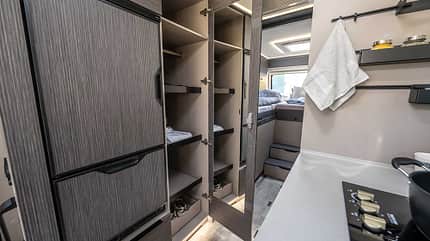Frankia Noctra Liner 8.3 L (2027) Raumhoher Kleiderschrank im Frankia Noctra Liner 8.3 L
