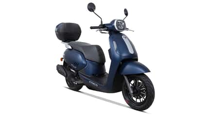 Blauer 50er-Roller Kymco Filly 50i mit serienmäßigem Topcase, ideal als Wohnmobil-Beiboot.