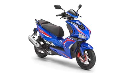 Blauer 50er-Roller Luxxon F18 mit dynamischem Design, perfekt für enge Straßen und Campingausflüge.
