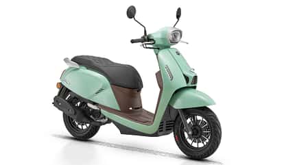 Grüner 50er-Roller QJ Motor LTR 50 im zeitlosen Design, robust und perfekt für Campingabenteuer.