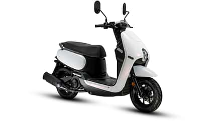 Weißer 50er-Roller SYM CLBCU 50i, ultraleicht und wendig, ideal für enge Campingplätze und Stadtfahrten.