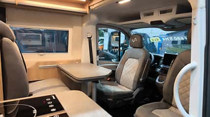 Megamobil, Mega, Re-Aktiv 680 S H4 4x4, Reisemobil, Campervan, Sitzgruppe, Tisch, Sitz f_Megamobil_Re-Aktiv_680_S_H4_4x4_Sitzgruppe