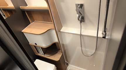 Megamobil, Mega, Re-Aktiv 680 S H4 4x4, Reisemobil, Campervan, Bad, Dusche, WC, Toilette, Waschbecken f_Megamobil_Re-Aktiv_680_S_H4_4x4_Bad