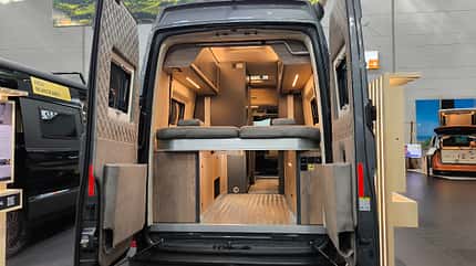 Megamobil, Mega, Re-Aktiv 680 S H4 4x4, Reisemobil, Campervan, Heck, Außenansicht, Hubbett, Stauraum, Bett f_Megamobil_Re-Aktiv_680_S_H4_4x4_Heck