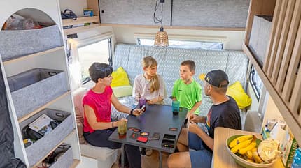 CampLife, TestTour, Caravan, Dänemark, LMC Edero 470 K, Sofalounge, Familie i_CampLife_TestTour_Sofalounge