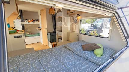 CampLife, TestTour, Caravan, Dänemark, Sofa, Bett, LMC Edero 470 K i_CampLife_TestTour_Bett