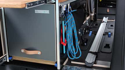 Fahrradschiene, Bodenschiene, Verzurrgurte, Seil Bett und Möbelmodule im DAILYCAMPER VAN – Campingbox mit Lattenrost (1,95 m x 0,95–1,40 m), Heckauszug, Verdunkelung, Polster mit Klettverschluss