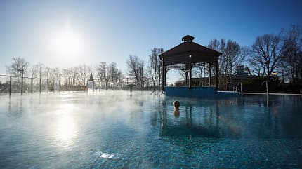 Terme 3000, Moravske toplice, gesundheitsresort, Spa, Relax, Außenbereich, dampfendes wasser, tiefstehende sonne Dampfendes Thermalwasser im Außenbereich der Terme 3000 in Moravske Toplice bei tief stehender Sonne.