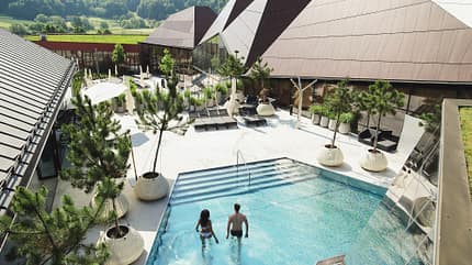 Terme Olimia, Außenbecken, moderne Architektur, Pärchen, Entspannung, Spa, Thermalwasser, Pool Paar entspannt in einem Außenbecken der modern gestalteten Terme Olimia in Slowenien.