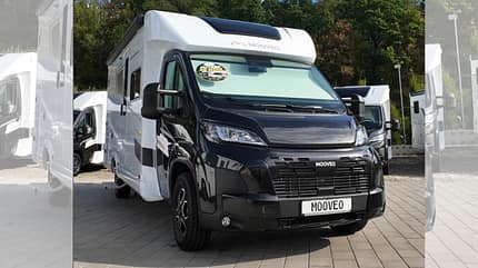 Mooveo TEI-70 DH (2027), Außenaufnahme, Front Mooveo TEI-70 DH (2027) teilintegriertes Wohnmobil auf Fiat Ducato Basis, Frontansicht mit moderner Fahrzeugfront, Nebelscheinwerfern und Kühlergrill in Karosseriefarbe.
