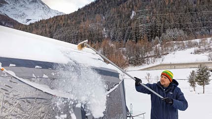 Wintercamping, Winter, Winterzelt, Schnee, Zeltdach, Besen f_Winterzelte_Schnee