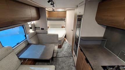 Knaus Nordwind 660 UDF (2027) Dinette gegenüber der Küche im Wohnwagen Knaus Nordwind 660 UDF