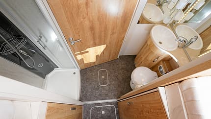 Spezial, Reisemobil, Bäder, Badtypen breiter Sanitärtrakt hinter den Einzelbetten im Bug im Frankia A 740