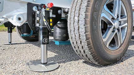 Mit AUTOMATISCHEN HUBSTÜTZANLAGEN lassen sich Bodenunebenheiten perfekt ausgleichen.