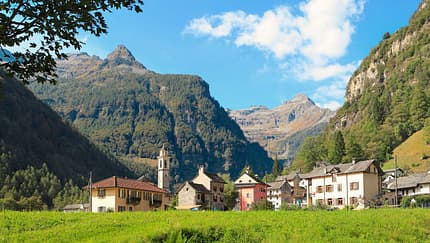Mit Steinplatten gedeckte Granithäuser prägen Sonogno