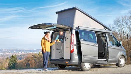 Neben der gefragten Hochdach-Variante bietet Ford den Nugget nun AUCH MIT AUFSTELLDACH an.