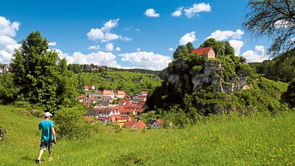 Unterwegs mit Blick auf den Ort Pottenstein.