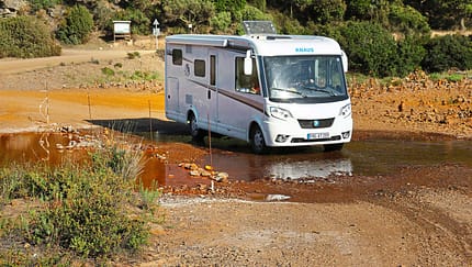 Ungewöhnliche Erfahrung: Auf Sardinien führte die offizielle Straße den Knaus durch Furten.