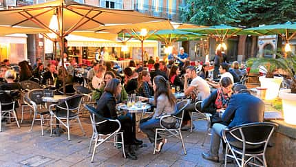 Gemuetliche Restaurants verfuehren zum Bleiben.
