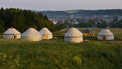 video, tipis, jurten, zirkuswagen, schäferkarren, wohnmobil, promobil Das Hofgut Hopfenburg auf der Schwäbischen Alb präsentiert ein Video: So übernachten Sie in Tipis, Jurten und Zirkuswagen
