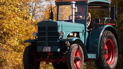 hanomag, zugmaschine, traktor. hopfenburg, hofgut, wohnmobil, promobil Das Hofgut Hopfenburg beherbergt nicht nur seltene Haustierrassen, hier versieht auch ein historischer Traktor seinen Dienst.