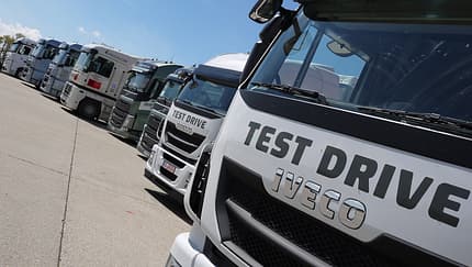 berufskraftfahrer, lkw hopfenburg, hofgut, wohnmobil, promobil Nachwuchskräfte für die Transport- und Logistikbranche nahmen Anfang Mai auf dem ehemaligen Truppenübungsplatz Münsingen Lkw unter die Lupe.