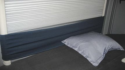 Bei einem Querbett mit Fenster passiert es leicht das man die Faltverdunkelung beim Schlafen eindrückt oder beschädigt.