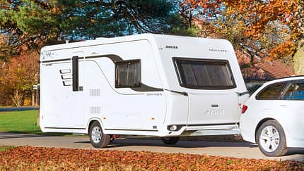Durch den Verzicht auf ein festes Bett genügen dem Nova 470 6,88 Meter Länge.