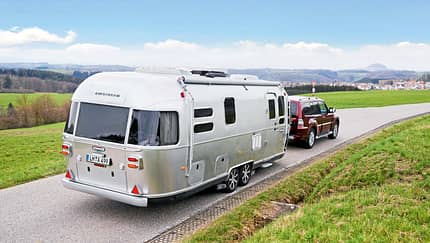 Caravan Airstream 684 mit Zugwagen