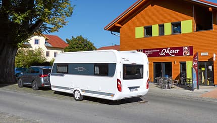 Hobby De Luxe Edition 495 UL mit Zugwagen