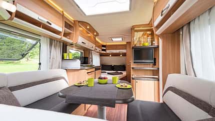 Der Knaus Südwind 450 FU Silver Selection hat einen wohnlichen und durchaus geräumigen Innenraum.