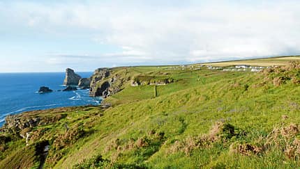 Vom Trewethett Farm Camping Park führt ein Küstenpfad zur Artusburg Tintagel.