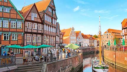 Man kann gut ausruhen, essen und trinken am Hansehafen im historischen Zentrum von Stade.