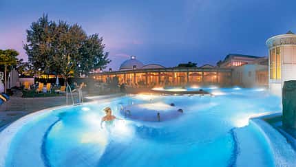 Stilvolles Erlebnis- und Säulen-Außen-becken mit Wasserattraktionen. 