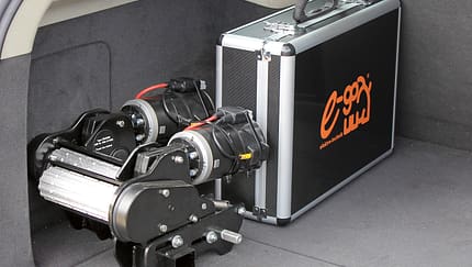 Elektronik, Akku und Motoren des Ego Plug and Play koennen in einen Koffer gepackt werden.