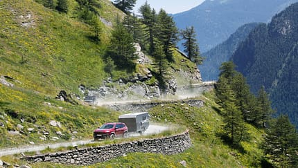 Jeep mit Caravan auf der Assietta-Kammstraße