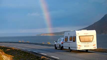 Regenbogen über der Küstenstraße