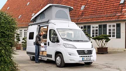 Ein Camping-Ausbau des Fiat Ducato MIT BAD UND VIER SCHLAFPLÄTZEN auf weniger als fünfeinhalb Metern Länge