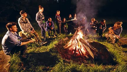 Wer sitzt nicht gerne am Lagerfeuer und röstet Marshmallows? Wir haben einige Rezepte für ein ganzes Menü zusammengestellt, die Bilder lassen das Wasser im Mund zusammen laufen und im Text stehen die Rezepte.