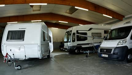 caravan, winter, abstellplatz, halle, einwintern Ein trockener Platz für den Winter: in der Halle hats der Caravan gemütlich.