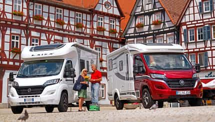 Die kompakten Teilintegrierten von Hymer und Laika kommen mit der Länge eines typischen Ducato-Kastenwagens aus. Dabei setzen die Geschwistermodelle auf ganz unterschiedliche Konzepte.