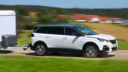 Der Peugeot 5008 hat trotz Frontantrieb satte 1,8 Tonnen Anhängelast und Platz für sieben. 
